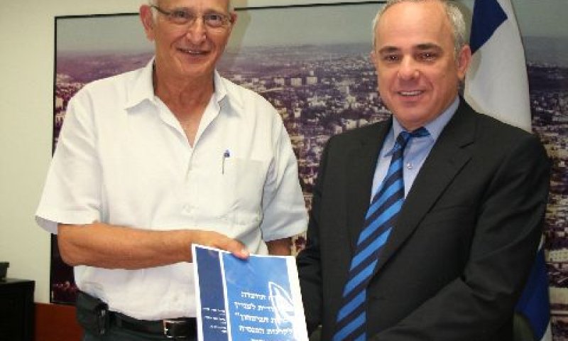 שר האוצר שטייניץ ופרופ' ברנע, היום [צילום: ענת חממי]