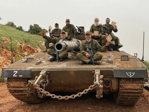 הרב הראשי לצה"ל תא"ל איל קרים עם חיילים