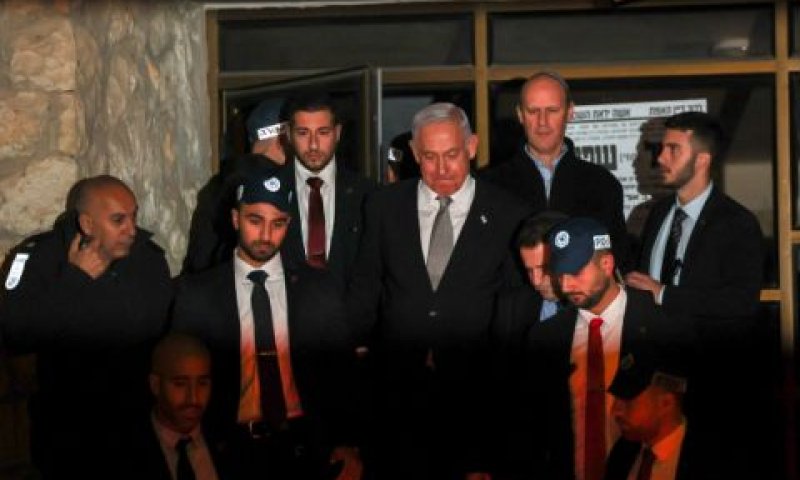 נתניהו אמש בביתו של דרעי [צילום: יונתן זינדל, פלאש 90]