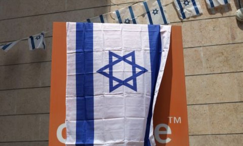 דגל ישראל מכסה את מטה החברה, לאחר התבטאות רישאר [צילום: דן בלילטי/AP]