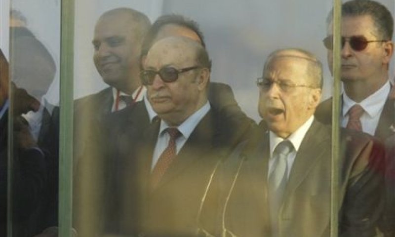 כראם, מימין, מקשיב לעאון נואם [צילום: AP]