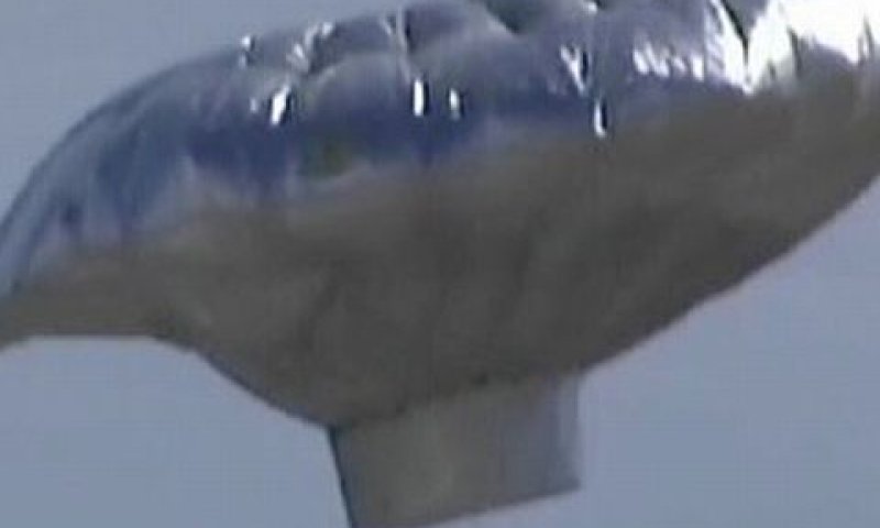 הבלון הפורח שבו נלכד הילד [צילום: AP]