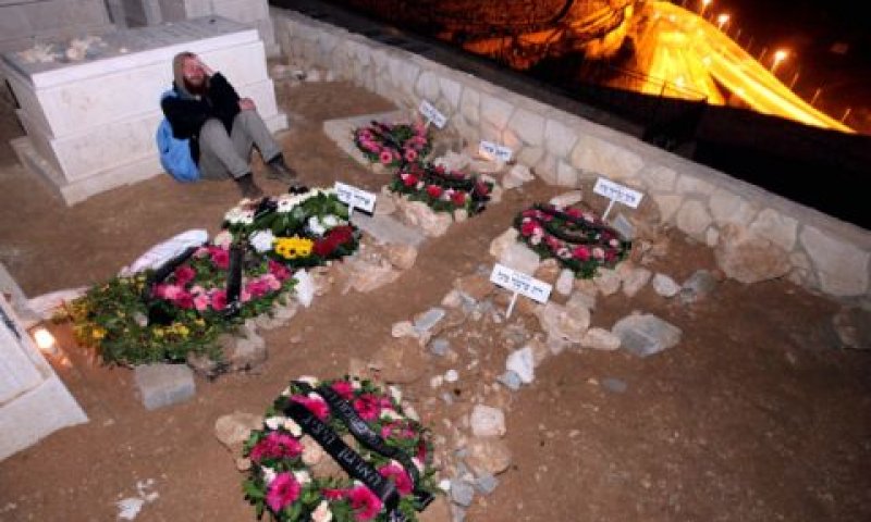 קברי משפחת פוגל [צילום: פלאש 90]