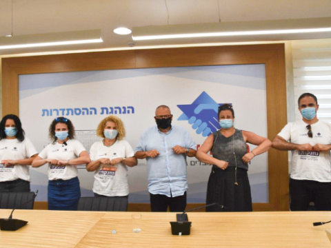 בר-דוד עם העו"סים [צילום: דוברות ההסתדרות]
