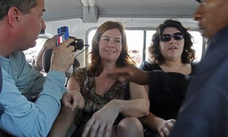 לורה סילסבי, בת 40, מימין, וצ'ריסה קולטר, בת 24, ברכב המוביל אותם מבית המשפט בחזרה אל הכלא [צילום: AP]