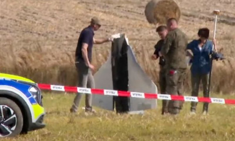 שוטרים צבאיים ואזרחיים בוחנים נפל בווהין שבפולין [צילום: רפאל נידזיאלסקי/AP]