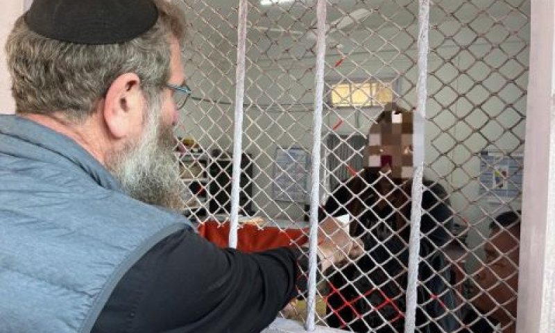 מסירת הגט דרך חרכי המחיצה