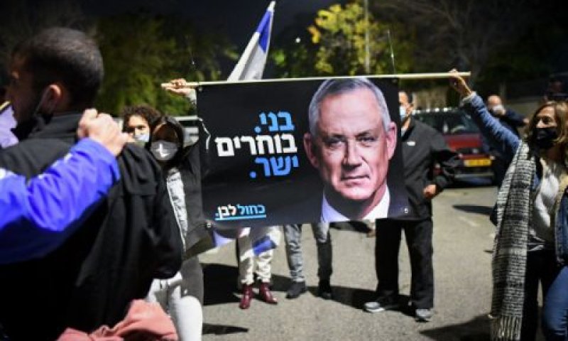 פעילי כחול לבן בראש העין [צילום: אבשלום ששוני/פלאש 90]
