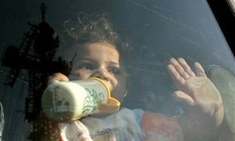 תינוק באוטובוס [צילום אילוסטרציה: פטרוס קרדג'יאס/AP]