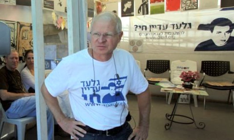 נועם שליט. מסע פרסומי [צילום: פלאש 90]