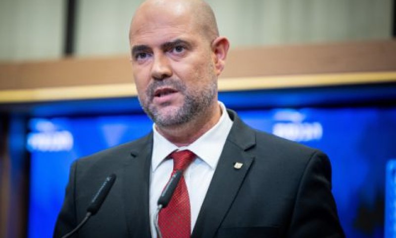 אוחנה. תמרור עצור [צילום: יונתן זינדל/פלאש 90]