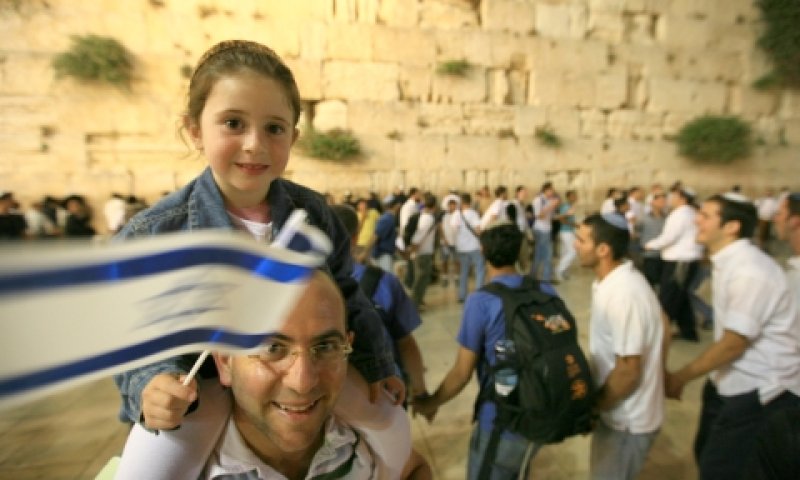רחבת הכותל המערבי הלילה [צילום: פלאש 90]