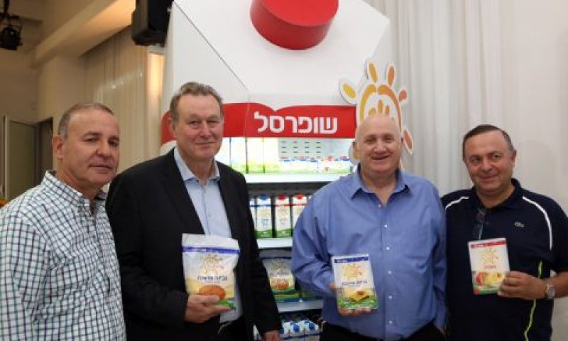 מימין צביקה וילינגר ממחלבות הגולן איציק אברהן מנכל שופרסל מר מיין הרינגסמה סמנכל יצוא של חב קמפינה מהולנד ויוסי ויליגר ממחלבות הגולן [צילום: סיון פרג']