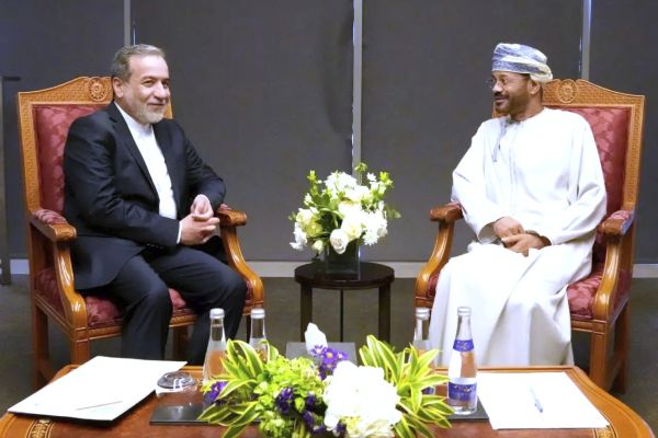עראקצ'י, בפגישה עם המתוון אל-בוסעידי [צילום: AP/משרד החוץ של אירן]