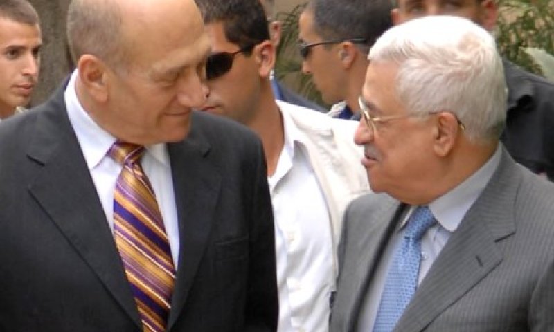 התקדמות בצל החקירות המתקדמות. אולמרט ואבו מאזן [צילום ארכיון: פלאש 90]