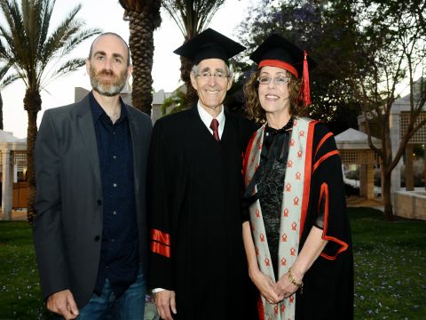 פרופ' חיים סידר עם בנו, הקולנוען יוסף סידר ונשיאת אוניברסיטת בן-גוריון, פרופ' רבקה כרמי [צילום: שי שמואלי, אוניברסיטת בן-גוריון בנגב]