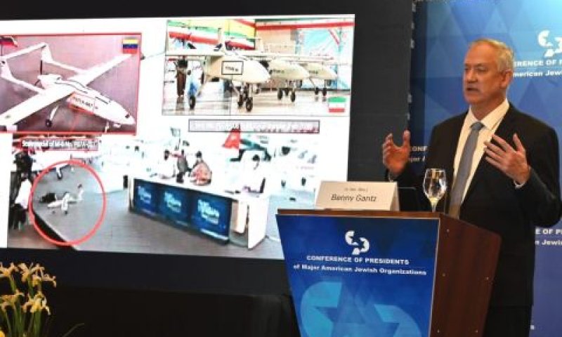 שר הביטחון מציג את תמונת הכטב"ם [צילום: אריאל חרמוני]