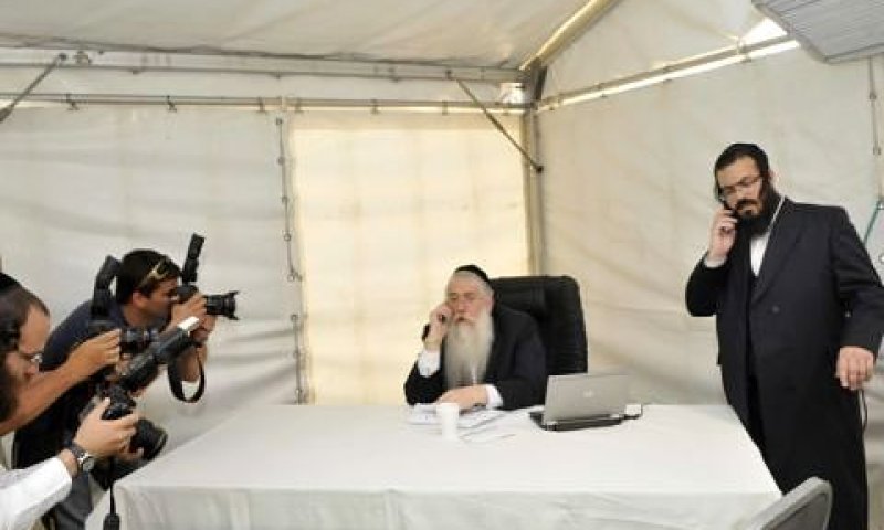 פרוש במאהל המחאה [צילום: פלאש 90]