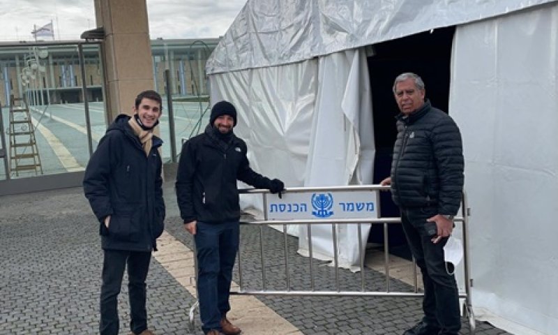 ח"כ מיקי לוי סמוך לאוהל ועדת הבחירות [צילום: יש עתיד]