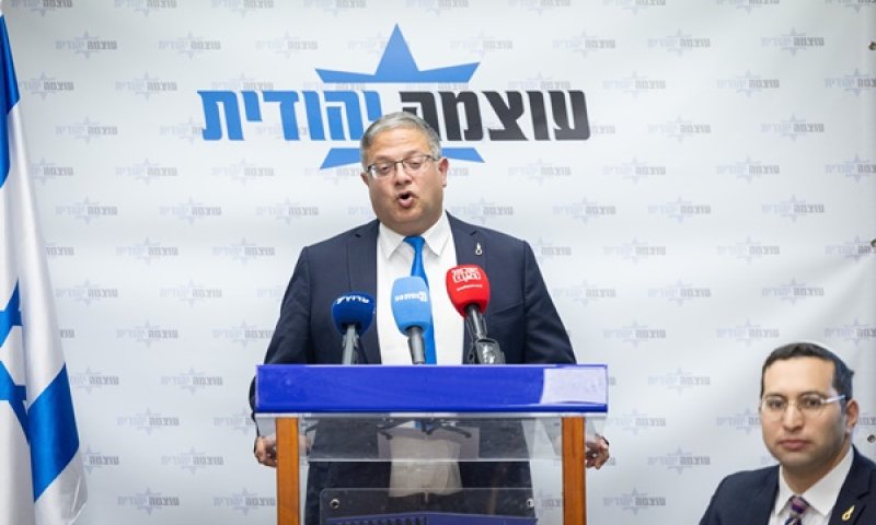 חברי הכנסת הגיעו עם סיכה מעוררת חלחלה [צילום: חיים גולדברג, פלאש 90]