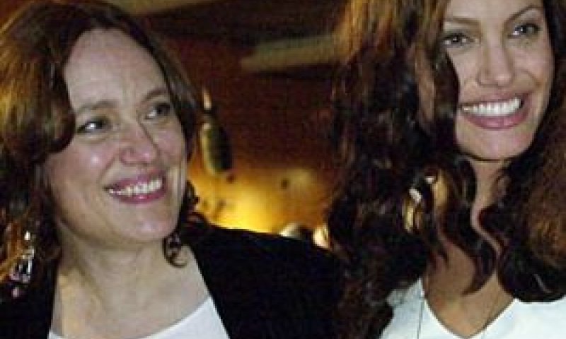 אנג'לינה ג'ולי ואמה ב-2001 [צילום: AP]
