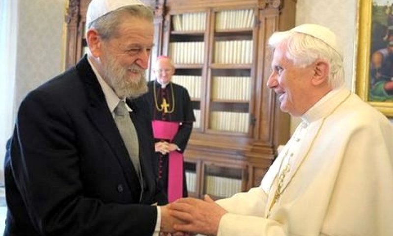 הרב שאר ישוב עם האפיפיור [צילום: AP]