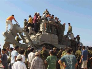 מפגינים מטפסים על הדחפורים