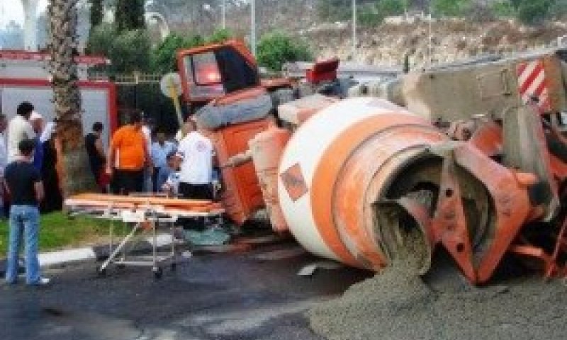 מערבל הבטון ההפוך והנהג הלכוד [צילום: אלי מצנר]