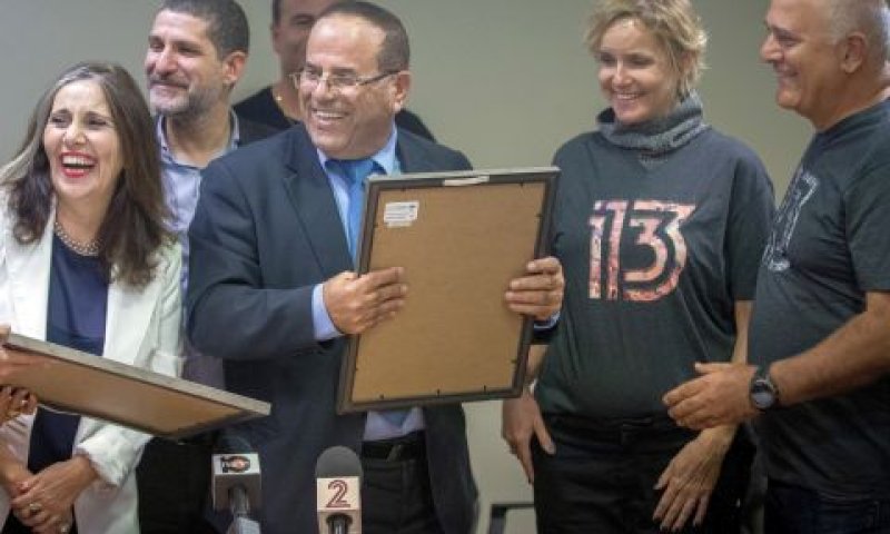 שר התקשורת איוב קרא עם נציגי זכיינית השידור רשת [צילום: יונתן זינדל/פלאש 90]