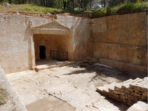 הכניסה למערכת הקבורה בגן הסנהדרין [צילום: אדר' מאיה עובדיה, רשות העתיקות]