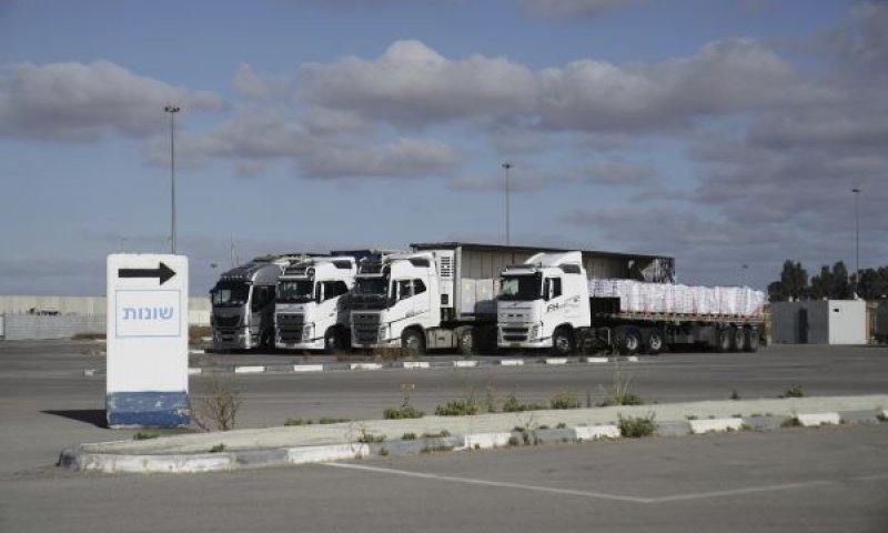 משאיות סיוע לעזה, כרם שלום [צילום: מאיה אלרוזו, AP]