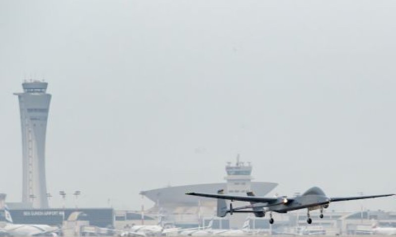 נחיתה והמראה של ההרון בשדה התעופה בן גוריון [צילום: אלון רון]