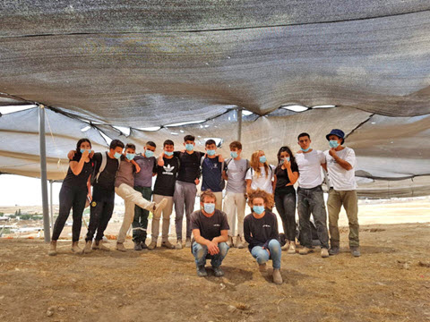 בחפירה השתתפו מאות בני נוער, סטודנטים וחניכי מכינות קדם צבאיות מרהט ומהסביבה [צילום: אמיל אלג'ם, רשות העתיקות]