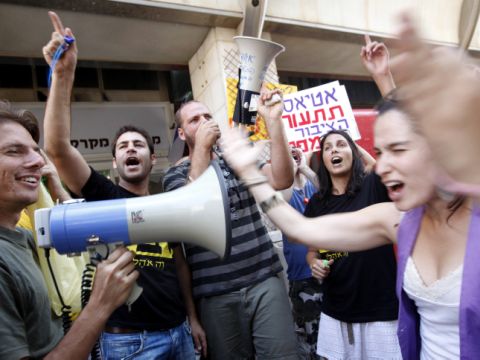 המחאה החברתית פוגעת ברווחיות החברות וגורמת לפיטורי עובדים [צילום: פלאש 90]