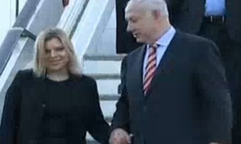 בנימין ושרה נתניהו יורדים מן המטוס בישראל [צילום: מן הטלויזיה]
