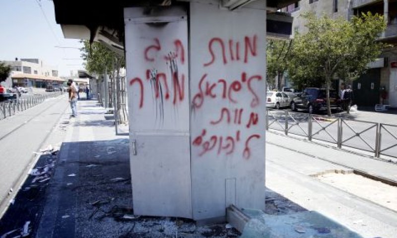 נזק לתחנת הרכבת הקלה במזרח ירושלים [צילום: פלאש 90]