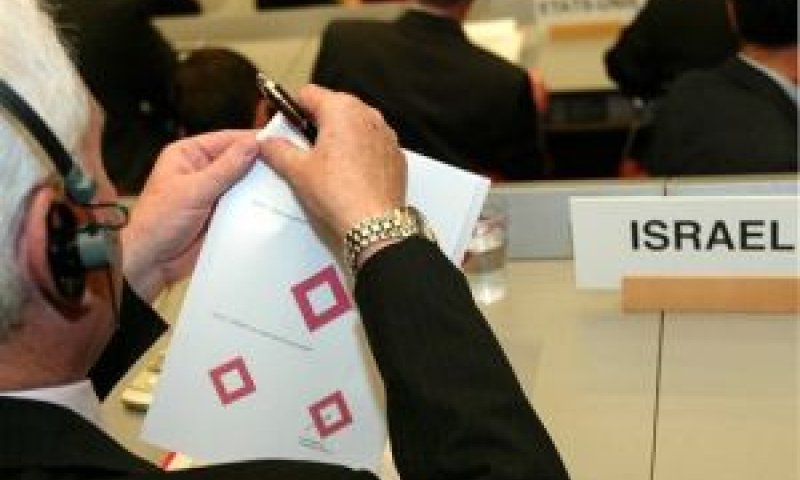 שגריר ישראל באו"ם יצחק לבנון גוזר את המעוין האדום [צילום: AP]
