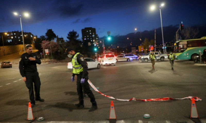 חסימת הכניסה לירושלים [צילום: יונתן זינדל/פלאש 90]