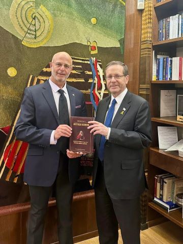 הנשיא עם פישר והספר [צילום: דוברות בית הנשיא]
