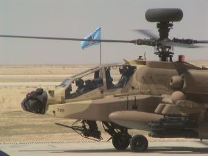 המסוק נוחת בבסיס רמון