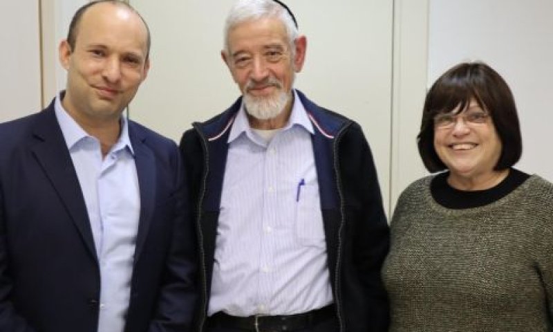 בנט עם הזוג ארנטל [צילום: משרד החינוך]