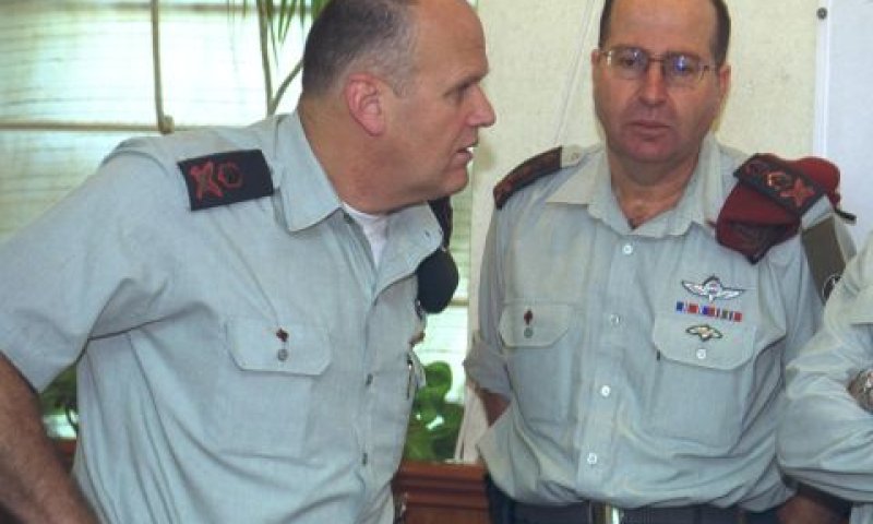 הרמטכ"ל יעלון וראש אמ"ן זאבי פרקש. הנורות האדומות לא דלקו [צילום: יעקב סער/לע"מ]