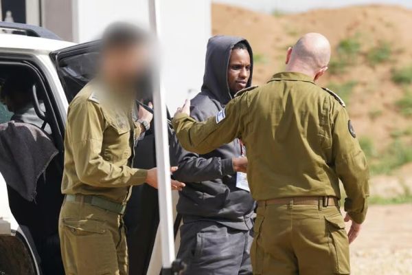 אברה מנגיסנו, בהגיעו לבסיס רעים [צילום: דובר צה"ל]