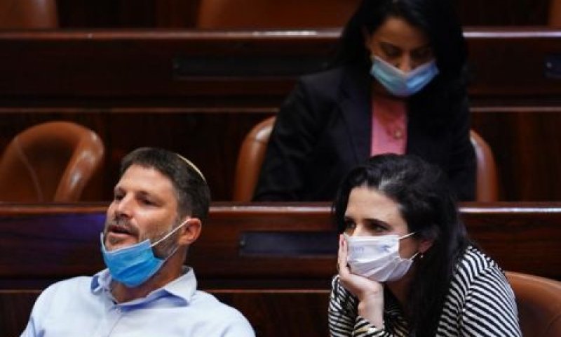 שקד וסמוטריץ'. ירי בנגמ"ש [צילום: יהונתן סמייה/דוברות הכנסת]