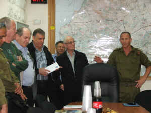 מח"ט 300 רפי מילוא (מימין), עו"ד נפתלי ויטמן, אבי ביתן, פרופ' יחזקאל טלר (משמאל). [צילום: מרכז אקדמי כרמל]