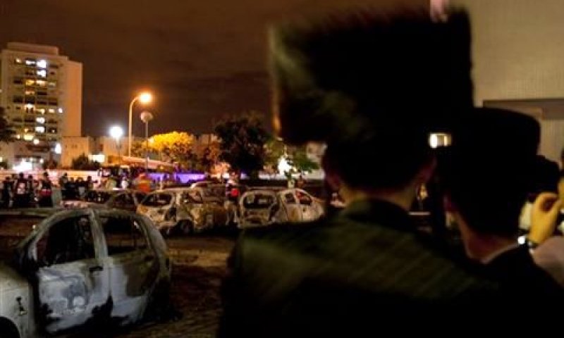 סקרנים צופים בזירה באשדוד [צילום: AP]