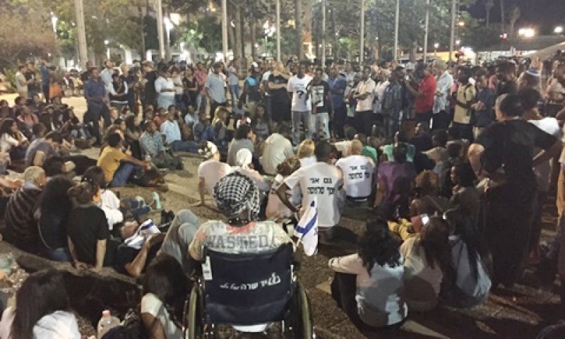 מאות אנשים השתתפו בהפגנה [צילום: פיני פישלר]
