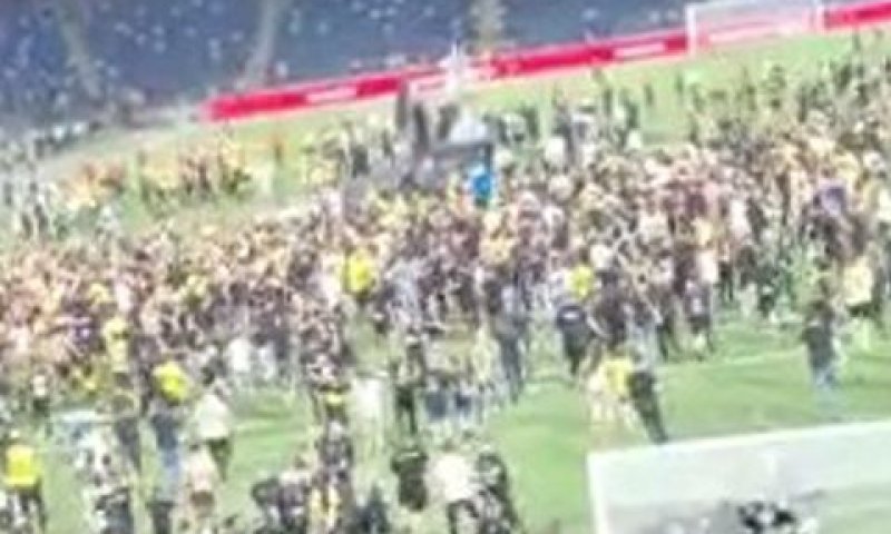 התפרצות האוהדים למגרש בסמי עופר [צילום: שימוש לפי סעיף 27א לחוק זכויות יוצרים]