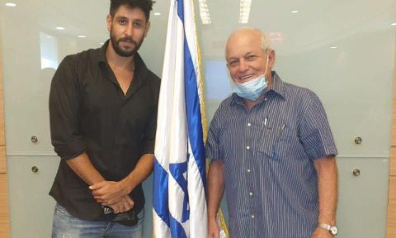 היו"ר חיים כץ והזמר עידן עמדי