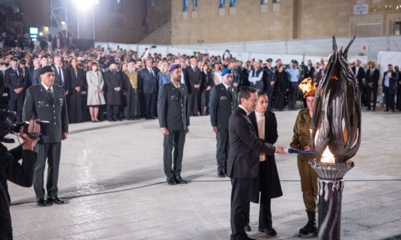 הנשיא מדליק את לפיד הזיכרון [צילום: חיים גולדברג/פלאש 90]